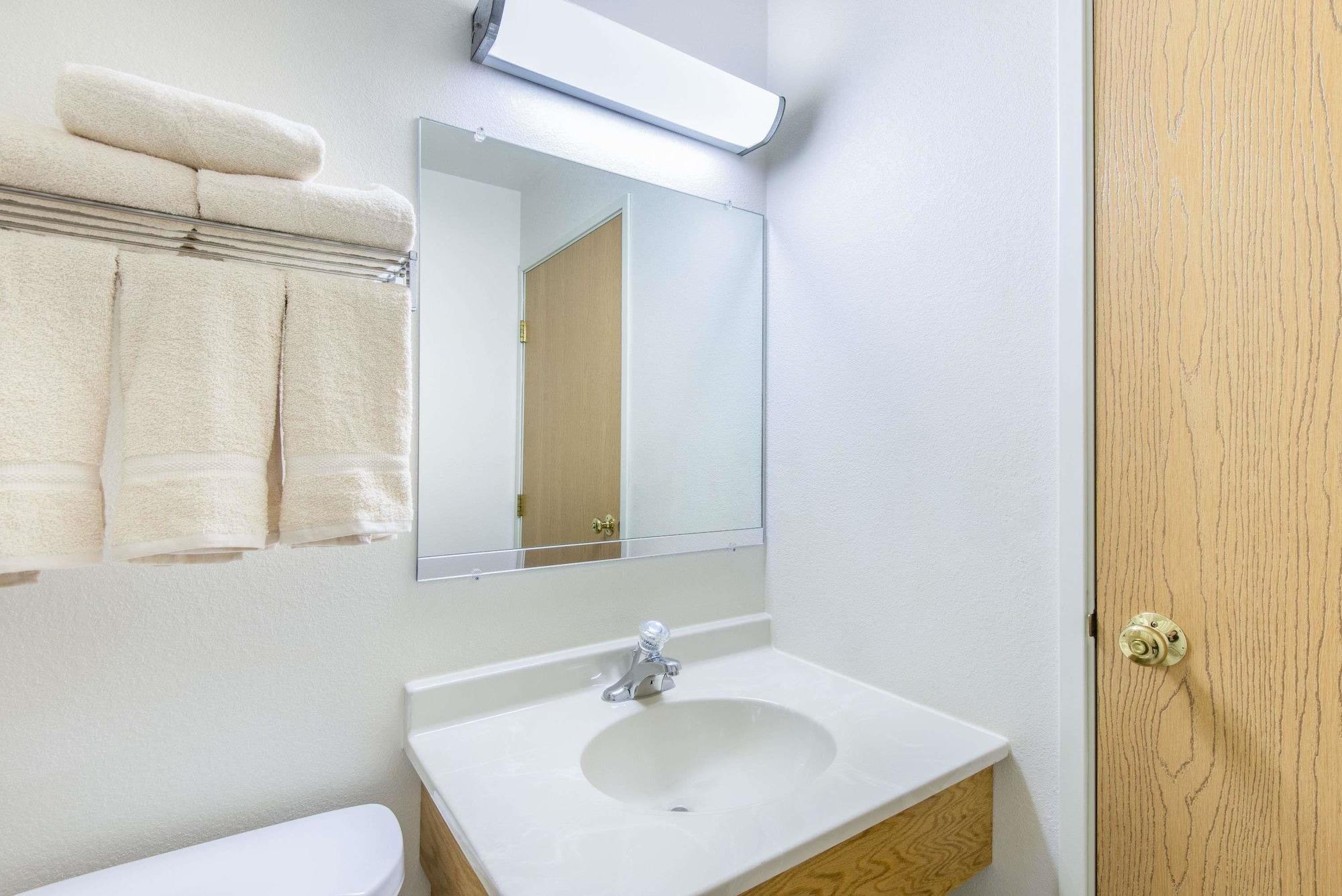 Super 8 By Wyndham West Middlesex/Sharon Area Hotel Ngoại thất bức ảnh