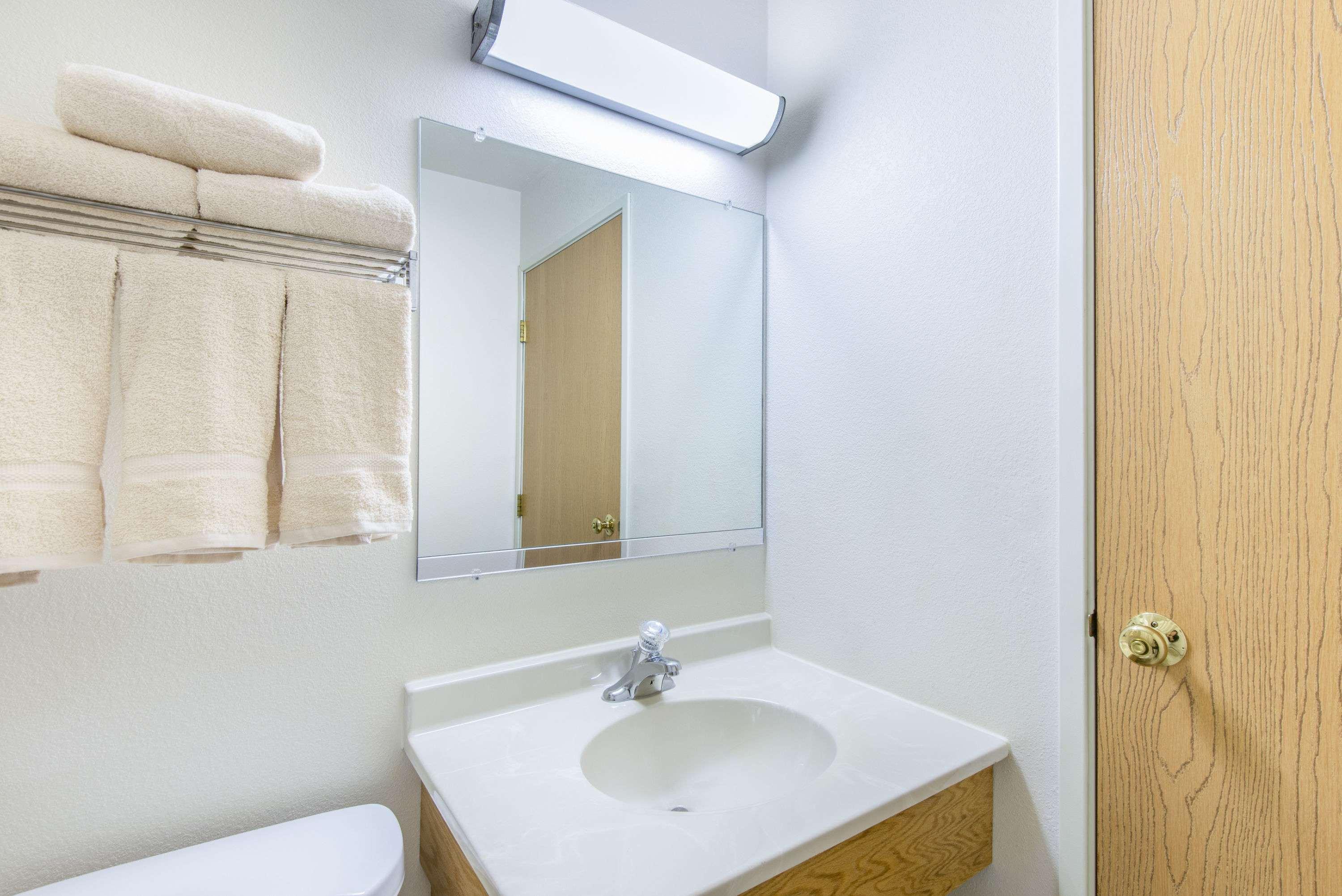 Super 8 By Wyndham West Middlesex/Sharon Area Hotel Ngoại thất bức ảnh